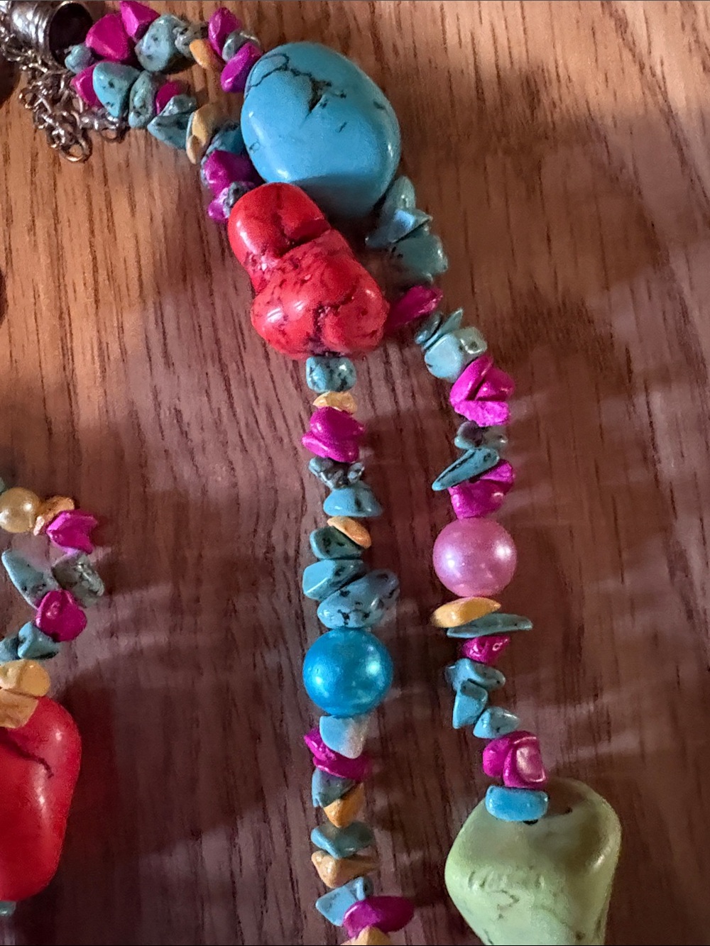 VINTAGE MULTICOLORED HOWLITE AND DYED STONE CHUNKY 18 - 21" NECKLACE - Picture 6 of 10